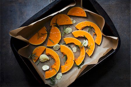 simsearch:659-07959571,k - Slices of raw butternut squash with garlic and rosemary in a roasting tin Foto de stock - Sin royalties Premium, Código: 659-07598839