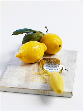 Lemons and a grater with lemon zest Stockbilder - Premium RF Lizenzfrei, Bildnummer: 659-07598832