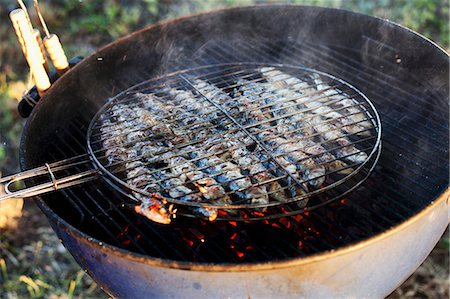 Sardines being barbecued Photographie de stock - Premium Libres de Droits, Code: 659-07598845