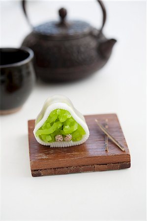 Wagashi pine (watsu) with a pot of tea (Japan) Stock Photo - Premium Royalty-Free, Code: 659-07598859