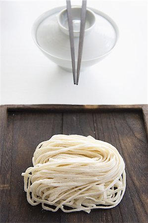 simsearch:659-06903881,k - Soba noodles and an eating bowl with chopsticks (Japan) Photographie de stock - Premium Libres de Droits, Code: 659-07598866