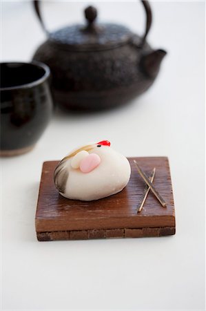 Wagashi crane (for New Year) with a teapot (Japan) Photographie de stock - Premium Libres de Droits, Code: 659-07598860