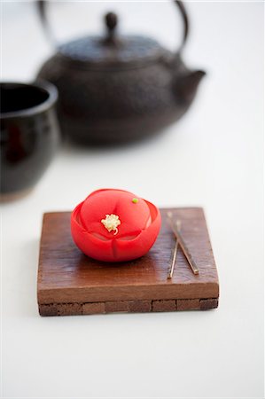 Wagashi camellia (tsubaki) with a teapot (Japan) Photographie de stock - Premium Libres de Droits, Code: 659-07598862