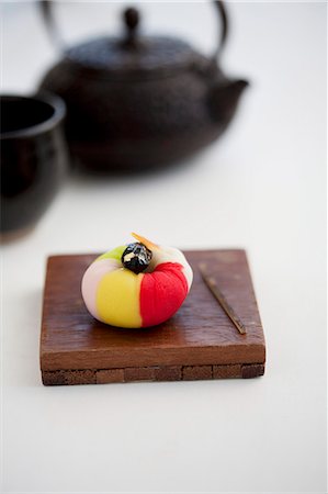 simsearch:659-06901108,k - Wagashi camellia with a pot of tea (Japan) Foto de stock - Sin royalties Premium, Código: 659-07598863