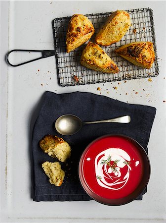 simsearch:659-07068504,k - Beetroot soup with cheese scones Stockbilder - Premium RF Lizenzfrei, Bildnummer: 659-07598894