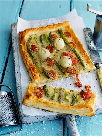simsearch:659-07027993,k - Asparagus tart with tomatoes and mozzarella Stock Photo - Premium Royalty-Free, Code: 659-07598898