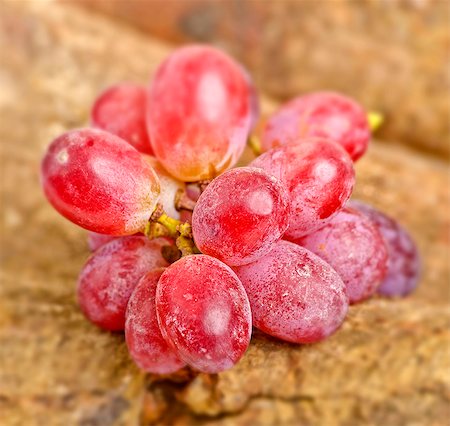 simsearch:659-06183981,k - Rosé wine grapes on a wooden surface Foto de stock - Royalty Free Premium, Número: 659-07598890