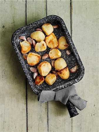 simsearch:659-07609590,k - Roast potatoes with garlic (view from above) Photographie de stock - Premium Libres de Droits, Code: 659-07598904