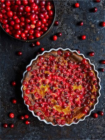 Cranberry clafoutis and fresh cranberries Foto de stock - Sin royalties Premium, Código: 659-07598901