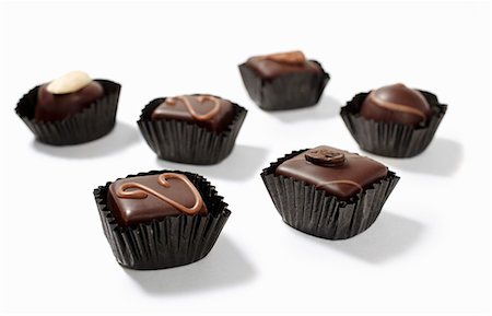 Assorted filled chocolates in paper cases Photographie de stock - Premium Libres de Droits, Code: 659-07598910