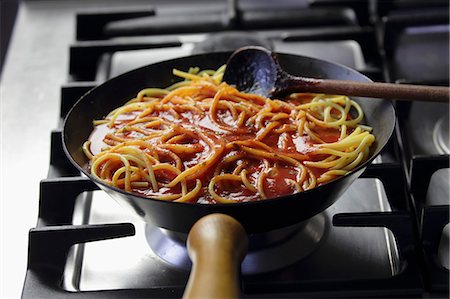 simsearch:659-06494210,k - Spaghetti with tomato sauce in a pan on a gas hob Foto de stock - Sin royalties Premium, Código: 659-07598928