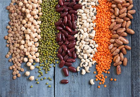 Assorted pulses in rows Stock Photo - Premium Royalty-Free, Code: 659-07598953