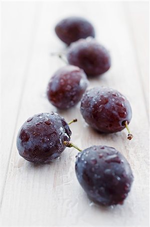 Several plums with water droplets Foto de stock - Sin royalties Premium, Código: 659-07598969