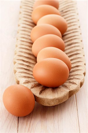 Brown eggs in a wooden dish Foto de stock - Sin royalties Premium, Código: 659-07598962