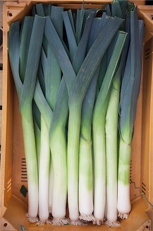 simsearch:659-07959040,k - Leeks in a crate (view from above) Photographie de stock - Premium Libres de Droits, Code: 659-07598978