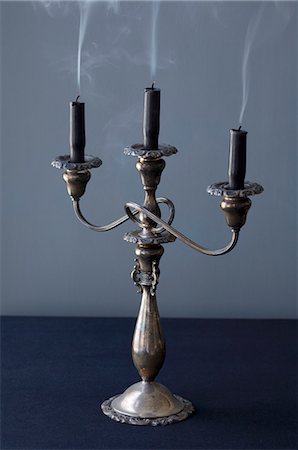 simsearch:659-03531323,k - A Candelabra with Three Dark Candles Just blown Out Fotografie stock - Premium Royalty-Free, Codice: 659-07598993