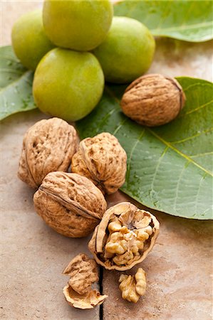 feuille de noyer - Walnuts (green, whole, shelled and cracked) Photographie de stock - Premium Libres de Droits, Code: 659-07599001