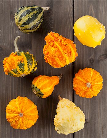 simsearch:659-07959251,k - Assorted varieties of ornamental squash on a wooden table Photographie de stock - Premium Libres de Droits, Code: 659-07599013