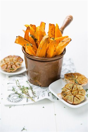 Sweet potato chips and roasted garlic Foto de stock - Royalty Free Premium, Número: 659-07599064