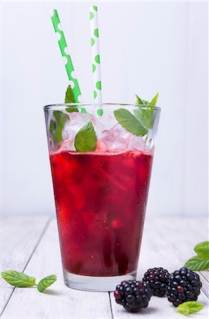 simsearch:659-06372452,k - Blackberry spritzer with mint leaves Foto de stock - Sin royalties Premium, Código: 659-07599065