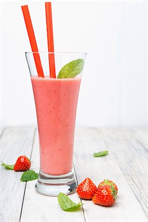 simsearch:659-06903550,k - Strawberry smoothie in a glass with straws Photographie de stock - Premium Libres de Droits, Code: 659-07599066