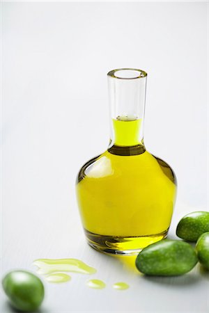 Olive oil and green olives Photographie de stock - Premium Libres de Droits, Code: 659-07599061