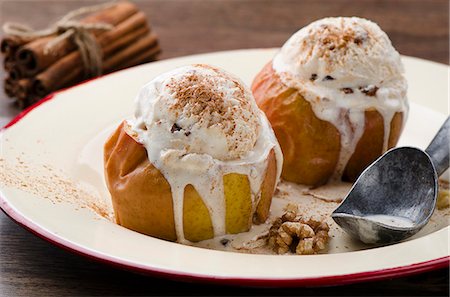 Baked apples with walnut ice cream and cinnamon Stock Photo - Premium Royalty-Free, Code: 659-07599084