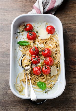 simsearch:659-06903651,k - Whole wheat spaghetti with cherry tomatoes and parmesan Photographie de stock - Premium Libres de Droits, Code: 659-07599086