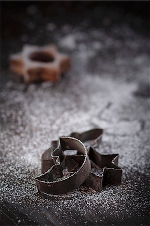 simsearch:659-06186333,k - Antique Christmas cookie cutters in front of a Christmas cookie Stock Photo - Premium Royalty-Free, Code: 659-07599094