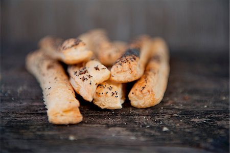 snack recipe - Bread sticks with poppy seeds on a wooden table Stock Photo - Premium Royalty-Free, Code: 659-07599096