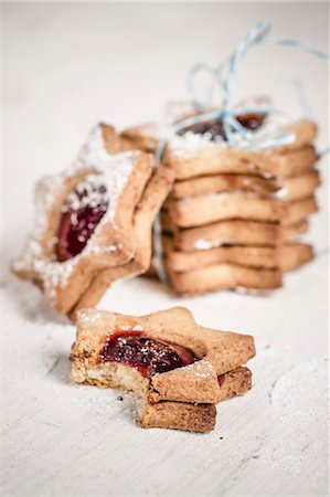 food on christmas - Cookie tower with ribbon and jelly filled cookie with a bite taken out of it Stock Photo - Premium Royalty-Free, Code: 659-07599091
