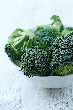 fresh broccoli in a white bowl; close up Stock Photo - Premium Royalty-Free, Code: 659-07599108