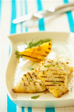 simsearch:659-06307235,k - Grilled halibut fillets with rosemary and lemon Foto de stock - Sin royalties Premium, Código: 659-07599102