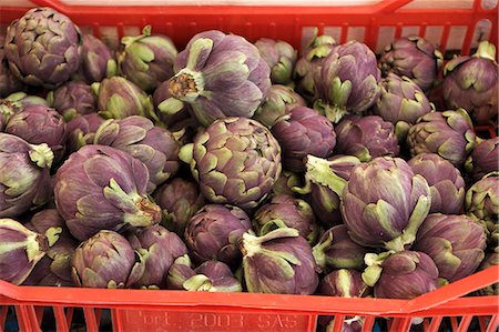 simsearch:659-07959040,k - Purple artichokes in a red crate at the market Photographie de stock - Premium Libres de Droits, Code: 659-07599114