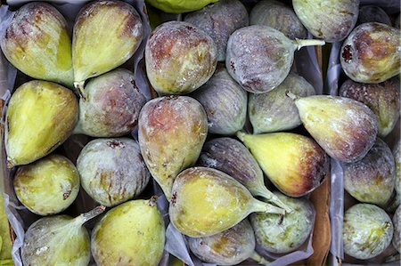simsearch:659-07599270,k - Fresh figs in a crate Photographie de stock - Premium Libres de Droits, Code: 659-07599113