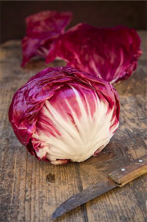 simsearch:659-06183793,k - Radicchio with a knife on a wooden table Photographie de stock - Premium Libres de Droits, Code: 659-07599121