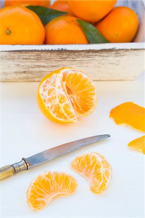 Clementines, peeled and unpeeled Foto de stock - Sin royalties Premium, Código: 659-07599123
