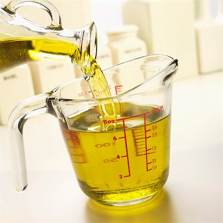 Pouring Olive Oil into a Glass Measuring Cup Foto de stock - Sin royalties Premium, Código: 659-07599165