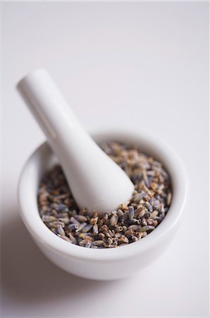 sin hacer - Dried Lavander in a Small Mortar and Pestal Foto de stock - Sin royalties Premium, Código: 659-07599168