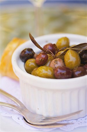 simsearch:659-06154910,k - Mixed Olives with Herbs and Olive Oil Fotografie stock - Premium Royalty-Free, Codice: 659-07599169