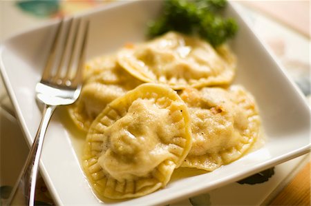 simsearch:659-03523103,k - Mushroom Ravioli on a White Plate with a Fork Foto de stock - Sin royalties Premium, Código: 659-07599163