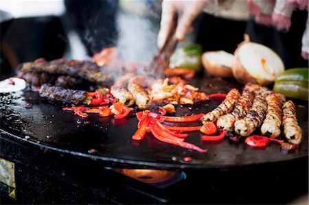 Spare ribs, sausages and vegetables on the barbeque Foto de stock - Sin royalties Premium, Código: 659-07599197