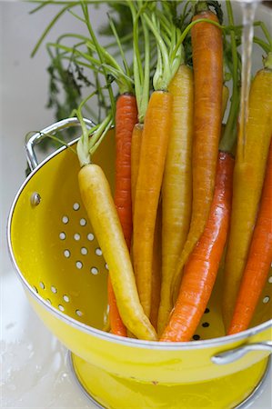 simsearch:659-06186737,k - Orange and Yellow Carrots in a Colander Foto de stock - Royalty Free Premium, Número: 659-07599193