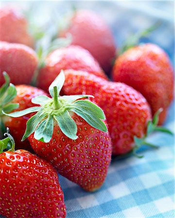 simsearch:659-06152167,k - Fresh strawberries on a checked cloth (close-up) Stock Photo - Premium Royalty-Free, Code: 659-07599202
