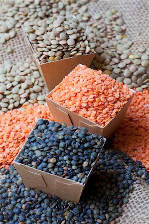 Assorted types of lentils, some in cardboard containers Photographie de stock - Premium Libres de Droits, Code: 659-07599229