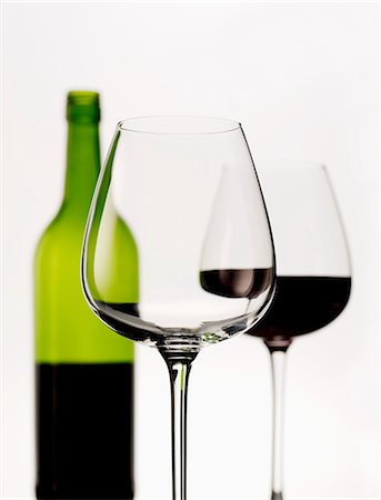 simsearch:659-08895404,k - A still life featuring wine glasses and a bottle of red wine Photographie de stock - Premium Libres de Droits, Code: 659-07599264