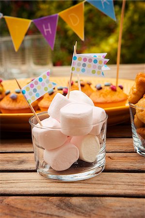 simsearch:659-07027672,k - Marshmallows decorated with flags and muffins with chocolate beans for a child's birthday Photographie de stock - Premium Libres de Droits, Code: 659-07599261