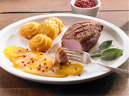 pato - Duck breast with orange sauce and pink peppercorns Foto de stock - Royalty Free Premium, Número: 659-07599288