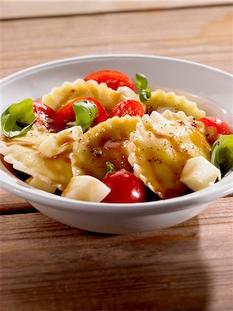 ravioli - Ravioli salad with cherry tomatoes, mozzarella and basil Photographie de stock - Premium Libres de Droits, Code: 659-07599293