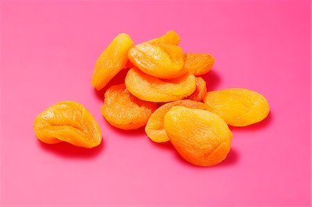 simsearch:659-06372720,k - Dried apricots on a bright pink surface Photographie de stock - Premium Libres de Droits, Code: 659-07599306